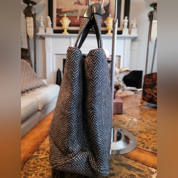 BURBERRYS Chic Black and White Herringbone Tote Bag - Picture 4 of 9